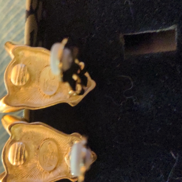 Vintage Joan Collins pin and ears - Picture 4 of 4